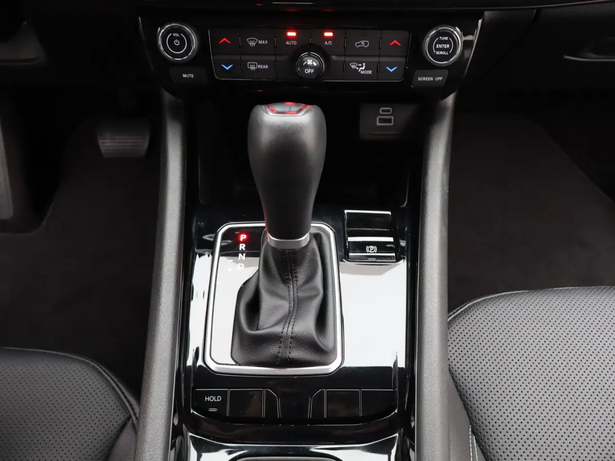 1.5T e-Hybrid S Lederen Bekleding | Camera | Stoelventilatie | Stoelverwarming | Elektrisch Verstelbare Stoel | Parkeersensoren Voor en Achter | 19" Lichtmetalen Velgen
