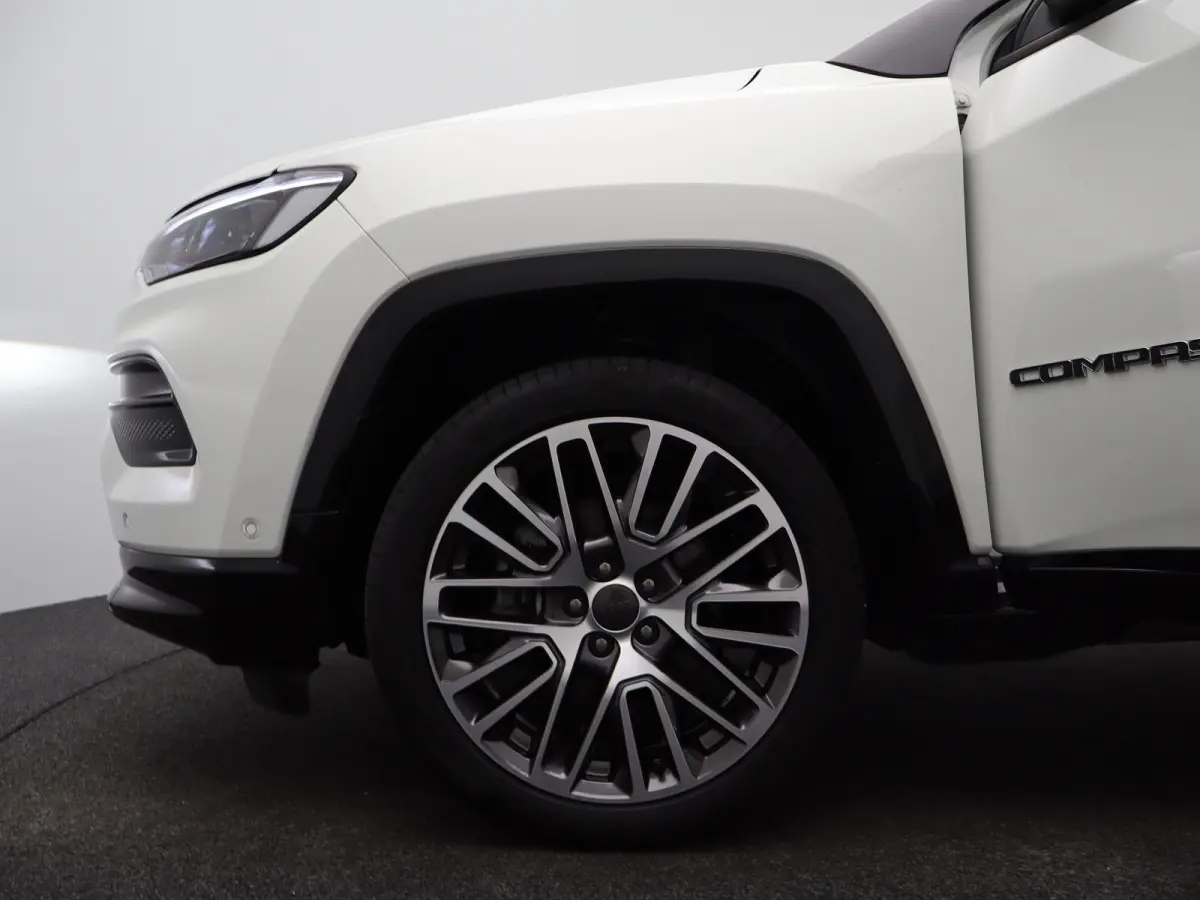 1.5T e-Hybrid S Lederen Bekleding | Camera | Stoelventilatie | Stoelverwarming | Elektrisch Verstelbare Stoel | Parkeersensoren Voor en Achter | 19" Lichtmetalen Velgen