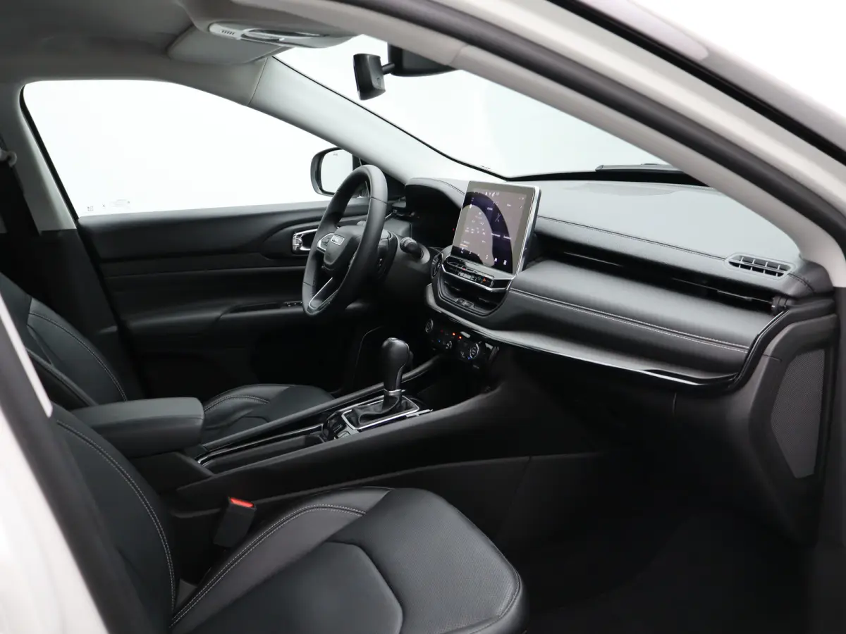 1.5T e-Hybrid S Lederen Bekleding | Camera | Stoelventilatie | Stoelverwarming | Elektrisch Verstelbare Stoel | Parkeersensoren Voor en Achter | 19" Lichtmetalen Velgen