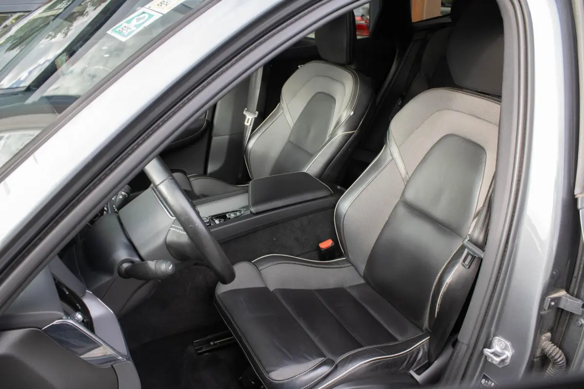 2.0 PHEV T6 AWD R-Design|360 Camera|Stuur+Stoelverwarming|Trekhaak|HUD|Pano|ACC|