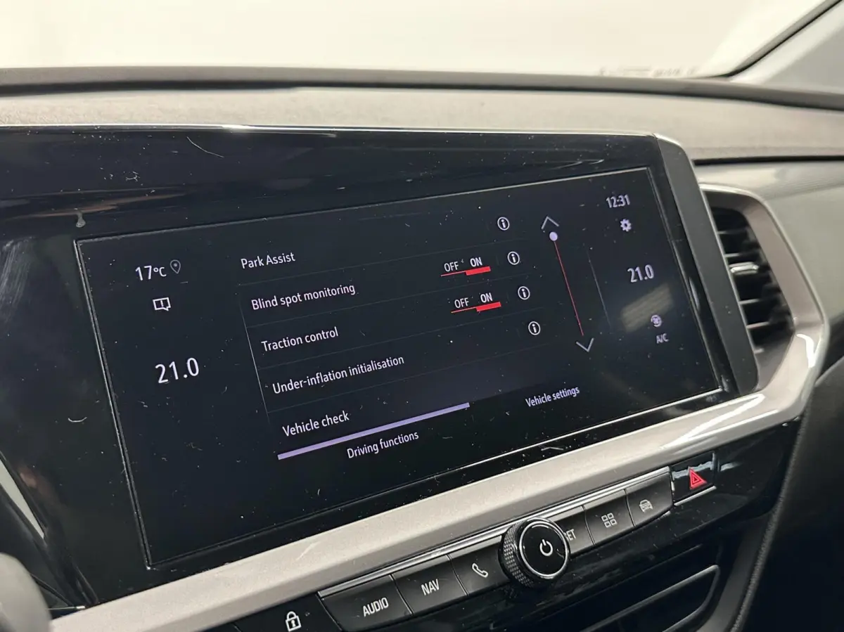 1.2 Turbo Business Elegance TREKHAAK CAMERA CARPLAY NAVI CRUISE ECC LM.