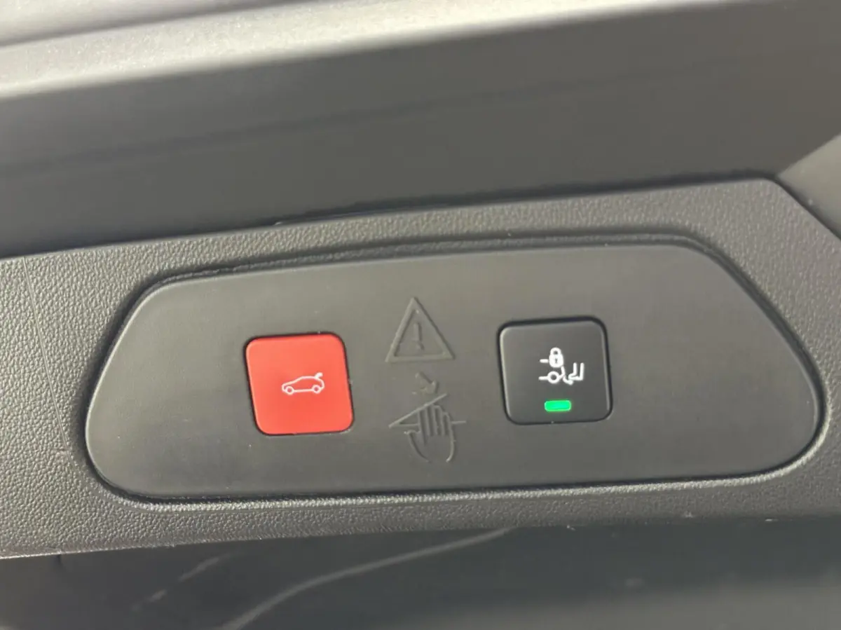 1.2 Turbo Business Elegance TREKHAAK CAMERA CARPLAY NAVI CRUISE ECC LM.