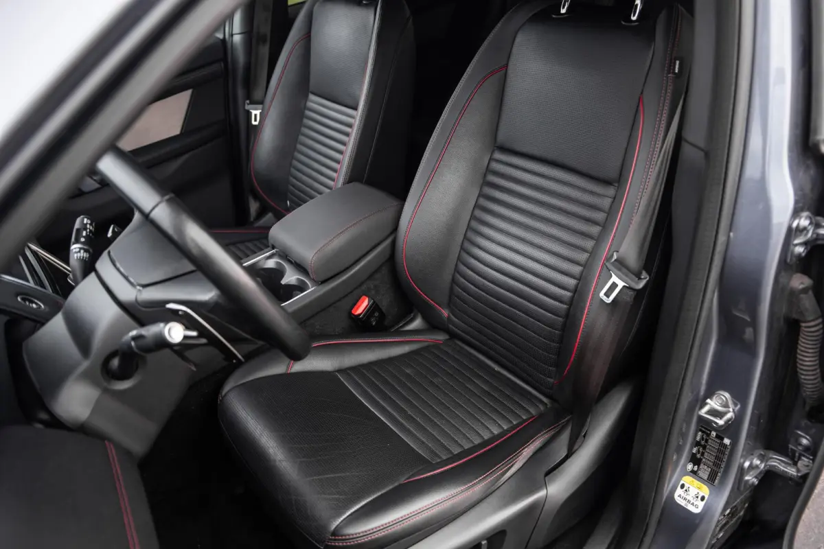 P300e 1.5 SE R-DYNAMIC / CARPLAY / LEER / DEALER ONDERHOUDEN / CAMERA