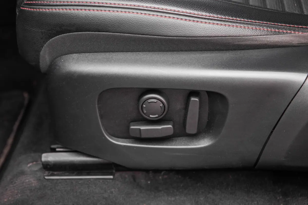 P300e 1.5 SE R-DYNAMIC / CARPLAY / LEER / DEALER ONDERHOUDEN / CAMERA