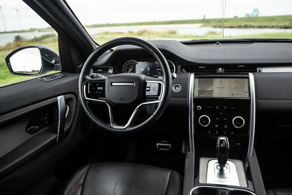 P300e 1.5 SE R-DYNAMIC / CARPLAY / LEER / DEALER ONDERHOUDEN / CAMERA