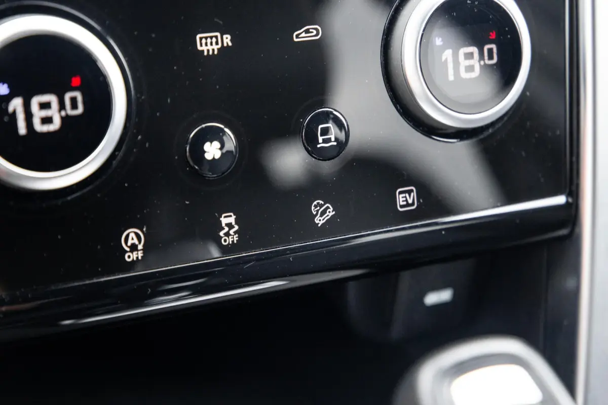 P300e 1.5 SE R-DYNAMIC / CARPLAY / LEER / DEALER ONDERHOUDEN / CAMERA