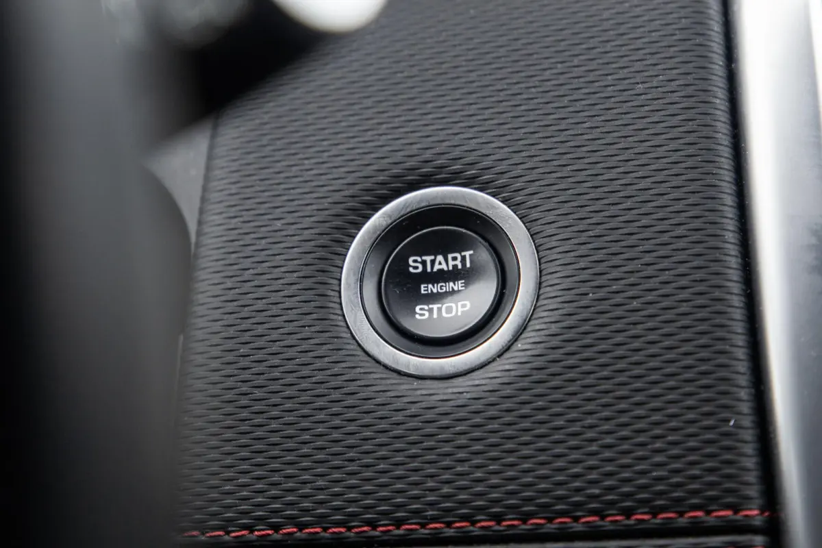 P300e 1.5 SE R-DYNAMIC / CARPLAY / LEER / DEALER ONDERHOUDEN / CAMERA