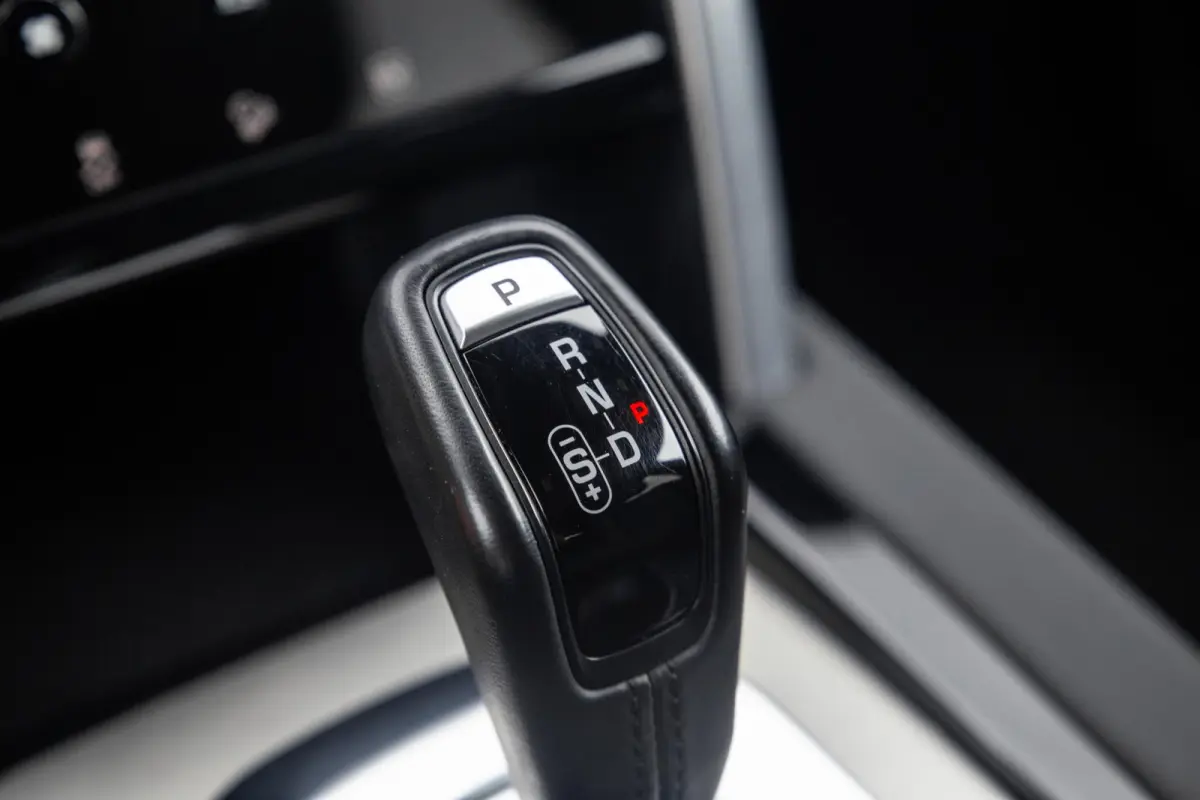 P300e 1.5 SE R-DYNAMIC / CARPLAY / LEER / DEALER ONDERHOUDEN / CAMERA
