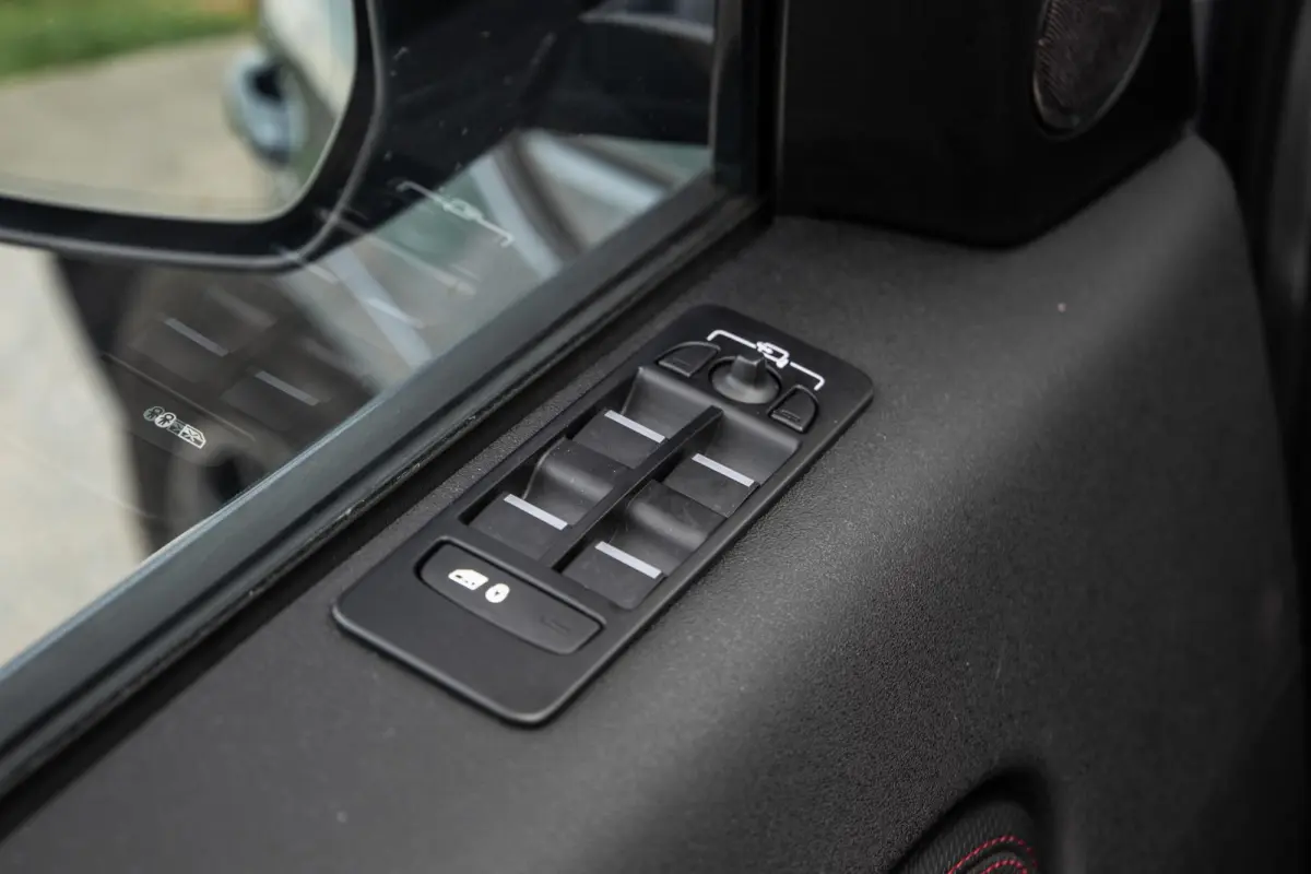 P300e 1.5 SE R-DYNAMIC / CARPLAY / LEER / DEALER ONDERHOUDEN / CAMERA