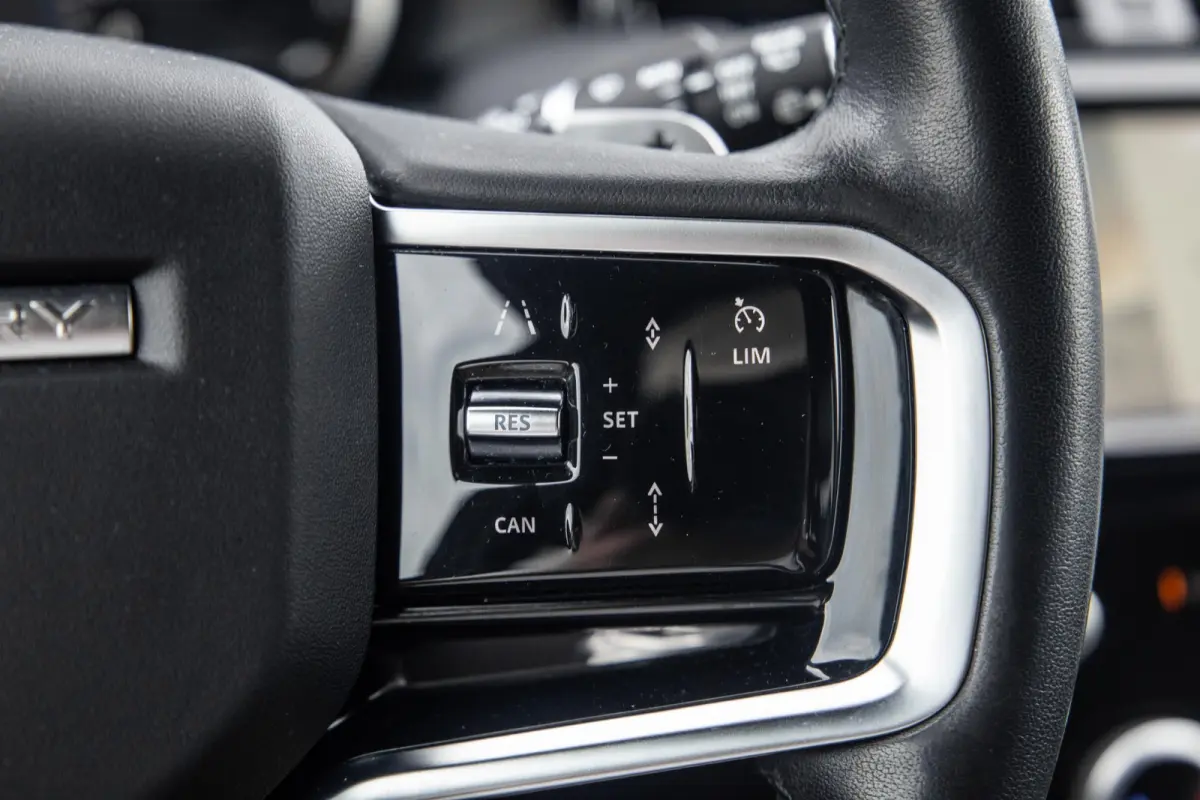 P300e 1.5 SE R-DYNAMIC / CARPLAY / LEER / DEALER ONDERHOUDEN / CAMERA