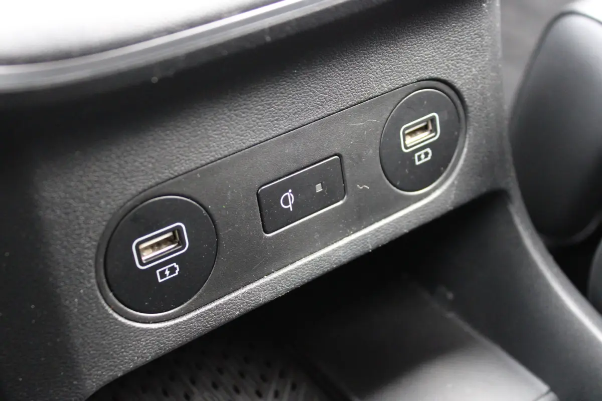 Lounge AWD 73kWh 305pk | 600Nm | 1600kg trekgewicht! | SOH 100% | Airco (automatisch) | Audio installatie premium | Buitenspiegels elektrisch verstel- en verwarmbaar
