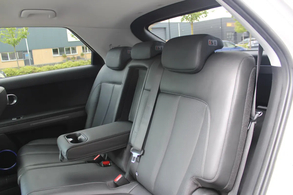 Lounge AWD 73kWh 305pk | 600Nm | 1600kg trekgewicht! | SOH 100% | Airco (automatisch) | Audio installatie premium | Buitenspiegels elektrisch verstel- en verwarmbaar