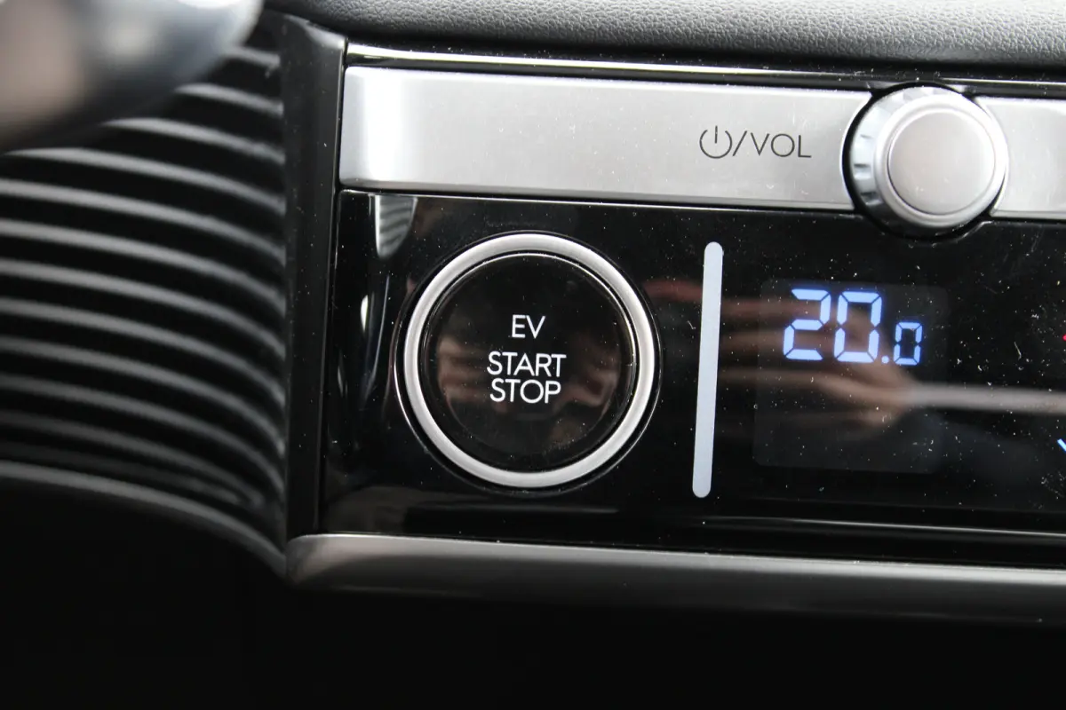 Lounge AWD 73kWh 305pk | 600Nm | 1600kg trekgewicht! | SOH 100% | Airco (automatisch) | Audio installatie premium | Buitenspiegels elektrisch verstel- en verwarmbaar