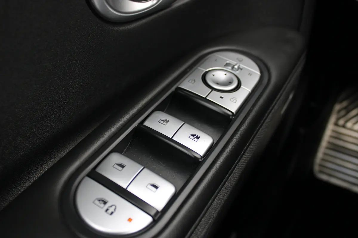 Lounge AWD 73kWh 305pk | 600Nm | 1600kg trekgewicht! | SOH 100% | Airco (automatisch) | Audio installatie premium | Buitenspiegels elektrisch verstel- en verwarmbaar