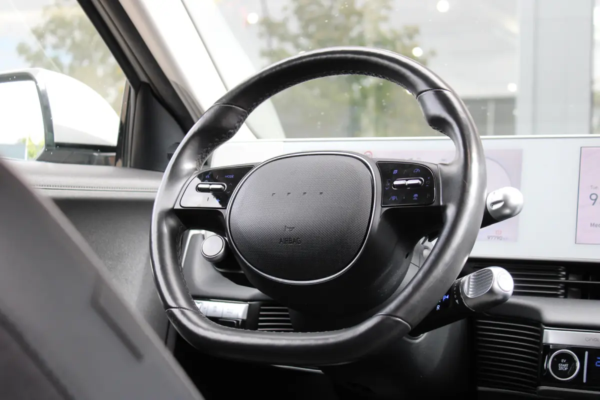 Lounge AWD 73kWh 305pk | 600Nm | 1600kg trekgewicht! | SOH 100% | Airco (automatisch) | Audio installatie premium | Buitenspiegels elektrisch verstel- en verwarmbaar