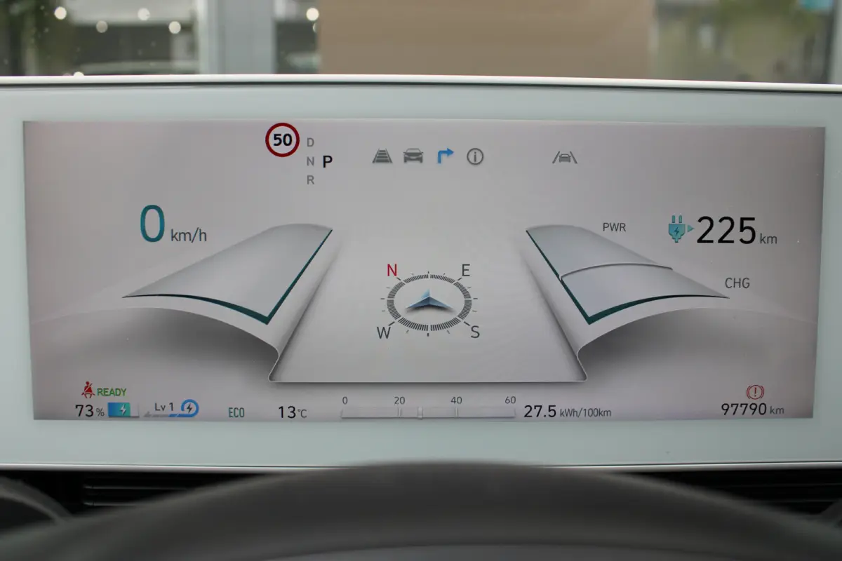 Lounge AWD 73kWh 305pk | 600Nm | 1600kg trekgewicht! | SOH 100% | Airco (automatisch) | Audio installatie premium | Buitenspiegels elektrisch verstel- en verwarmbaar