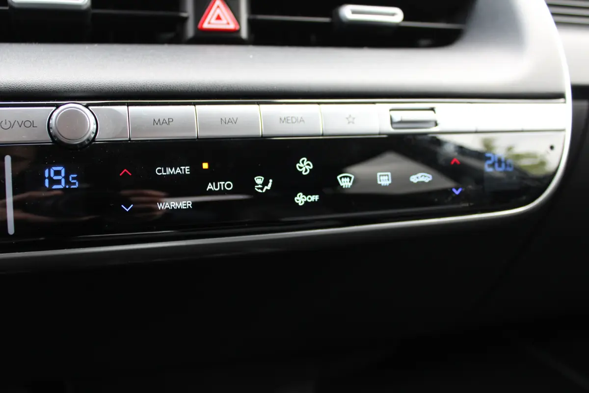 Lounge AWD 73kWh 305pk | 600Nm | 1600kg trekgewicht! | SOH 100% | Airco (automatisch) | Audio installatie premium | Buitenspiegels elektrisch verstel- en verwarmbaar