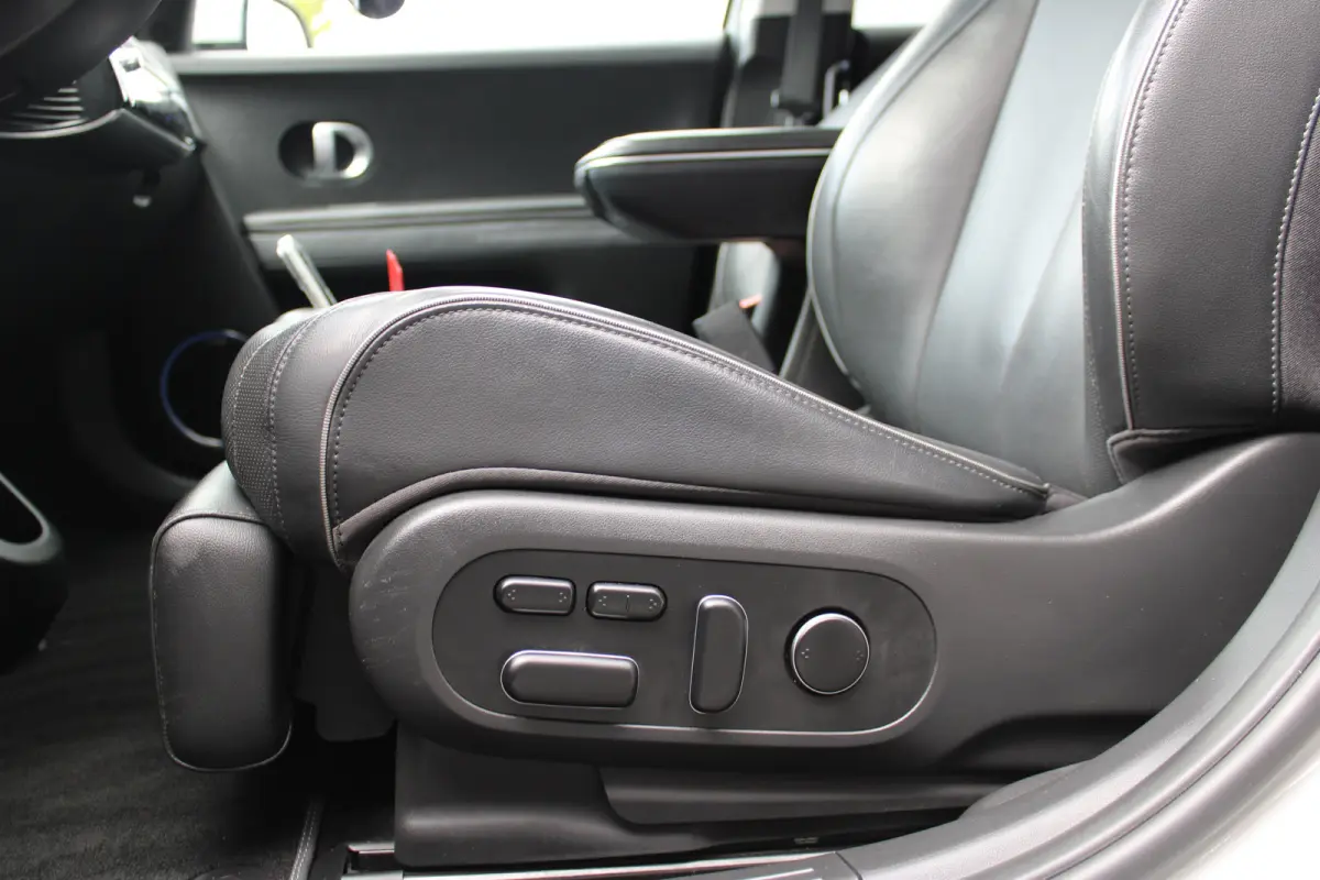 Lounge AWD 73kWh 305pk | 600Nm | 1600kg trekgewicht! | SOH 100% | Airco (automatisch) | Audio installatie premium | Buitenspiegels elektrisch verstel- en verwarmbaar
