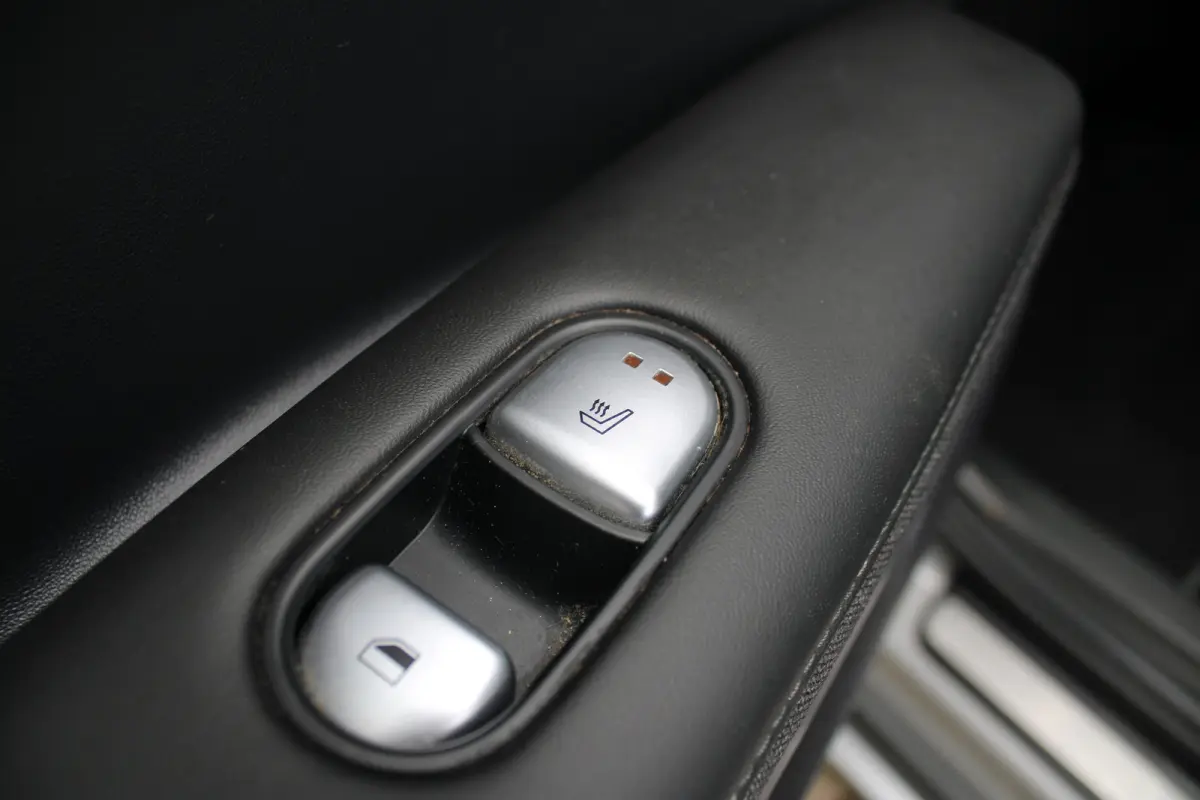 Lounge AWD 73kWh 305pk | 600Nm | 1600kg trekgewicht! | SOH 100% | Airco (automatisch) | Audio installatie premium | Buitenspiegels elektrisch verstel- en verwarmbaar