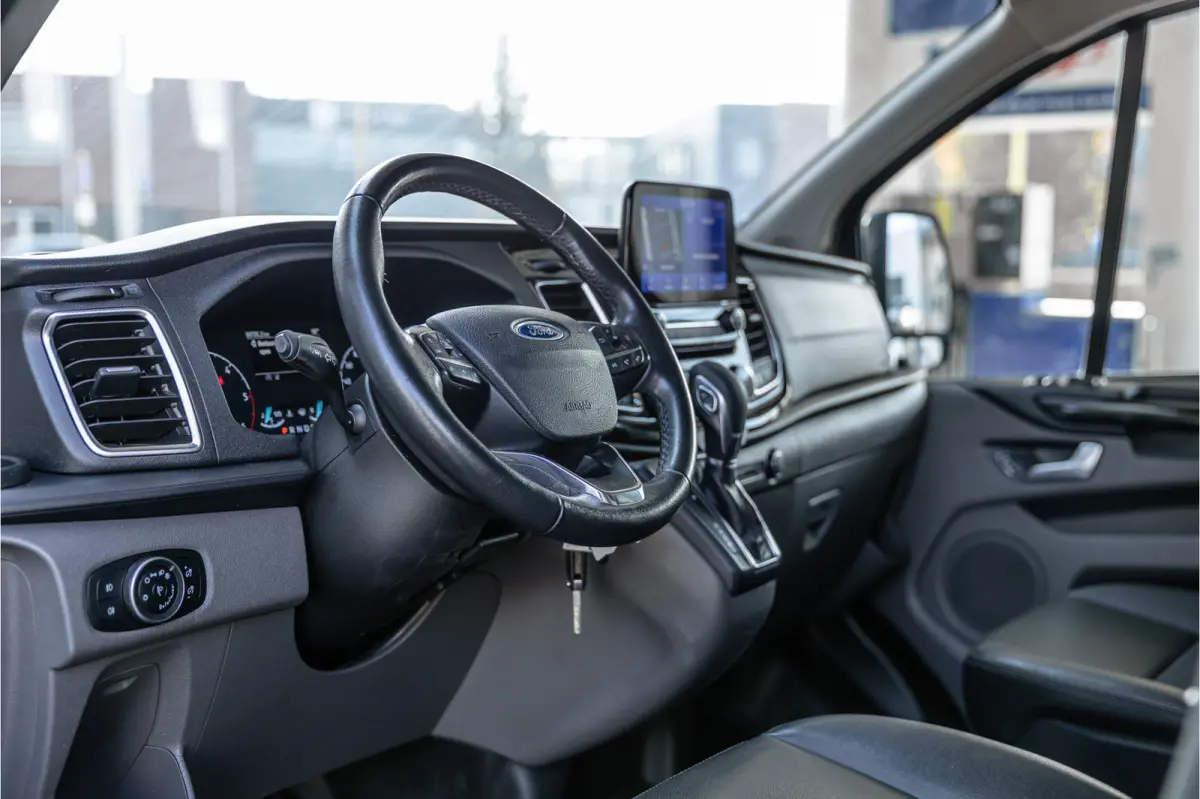 320 2.0 TDCI 185 PK L2H1 Sport | L+R Schuifdeur | ACC | Elek stoelen | Standkachel | CarPlay | Camera | Navigatie | Trekhaak | Inrichting | Nieuwe APK