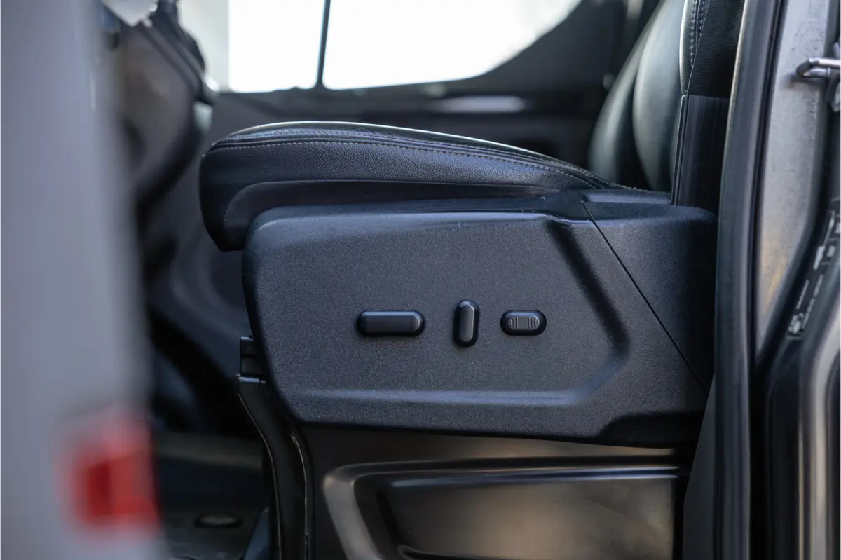 320 2.0 TDCI 185 PK L2H1 Sport | L+R Schuifdeur | ACC | Elek stoelen | Standkachel | CarPlay | Camera | Navigatie | Trekhaak | Inrichting | Nieuwe APK
