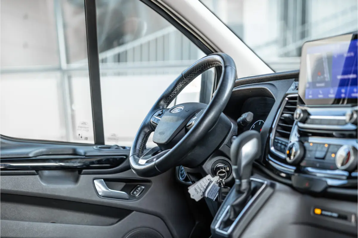 320 2.0 TDCI 185 PK L2H1 Sport | L+R Schuifdeur | ACC | Elek stoelen | Standkachel | CarPlay | Camera | Navigatie | Trekhaak | Inrichting | Nieuwe APK