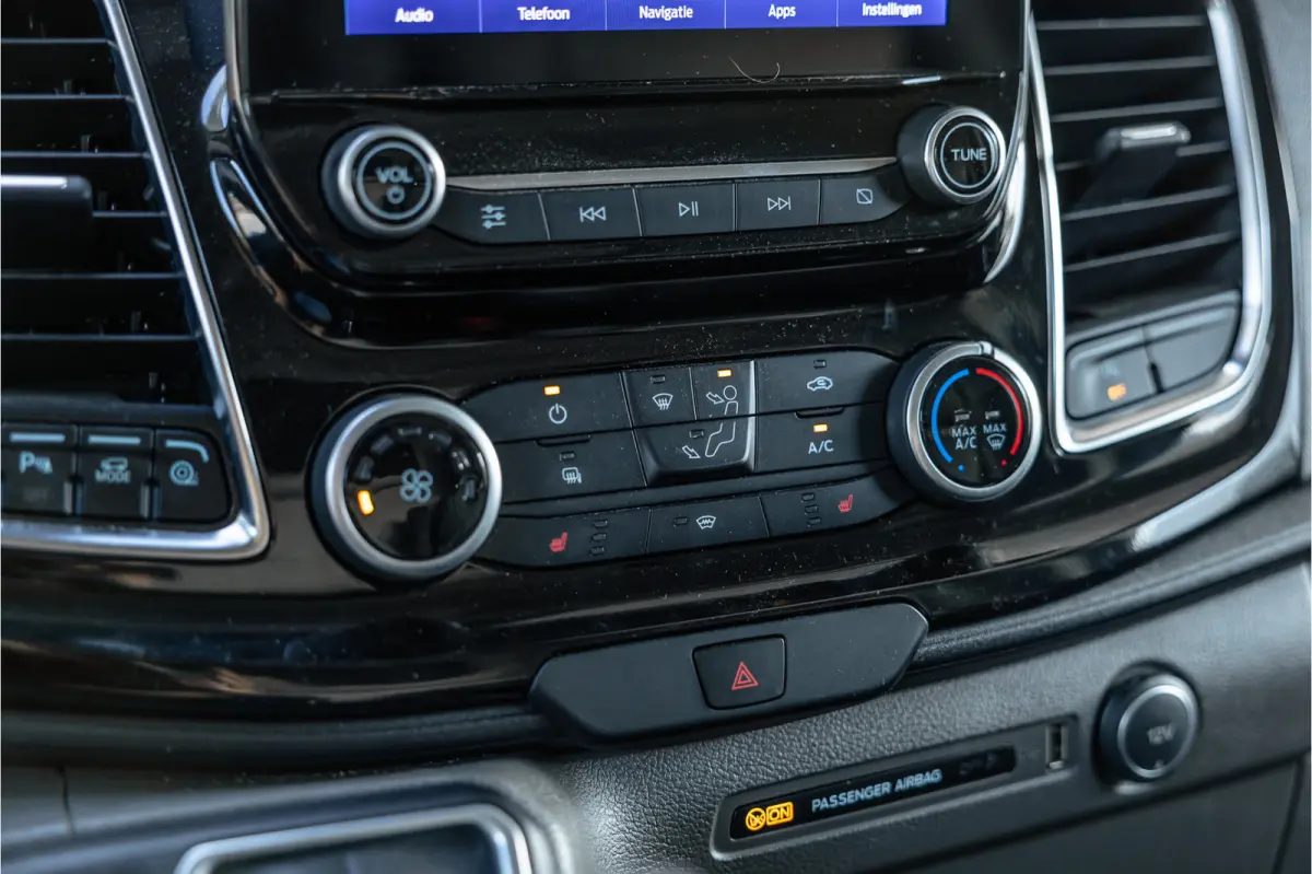 320 2.0 TDCI 185 PK L2H1 Sport | L+R Schuifdeur | ACC | Elek stoelen | Standkachel | CarPlay | Camera | Navigatie | Trekhaak | Inrichting | Nieuwe APK