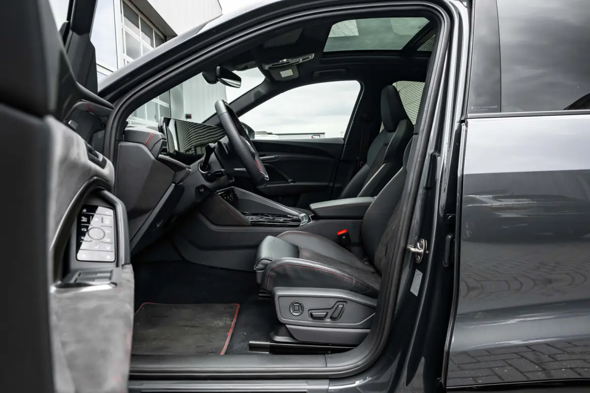 SQ5 3.0 TFSI 367PK | UNIEK IN NEDERLAND! | Trekhaak | Panorama Dak | B&O | Luchtvering | Head-up Display | Stoel+Stuurwielverw.
