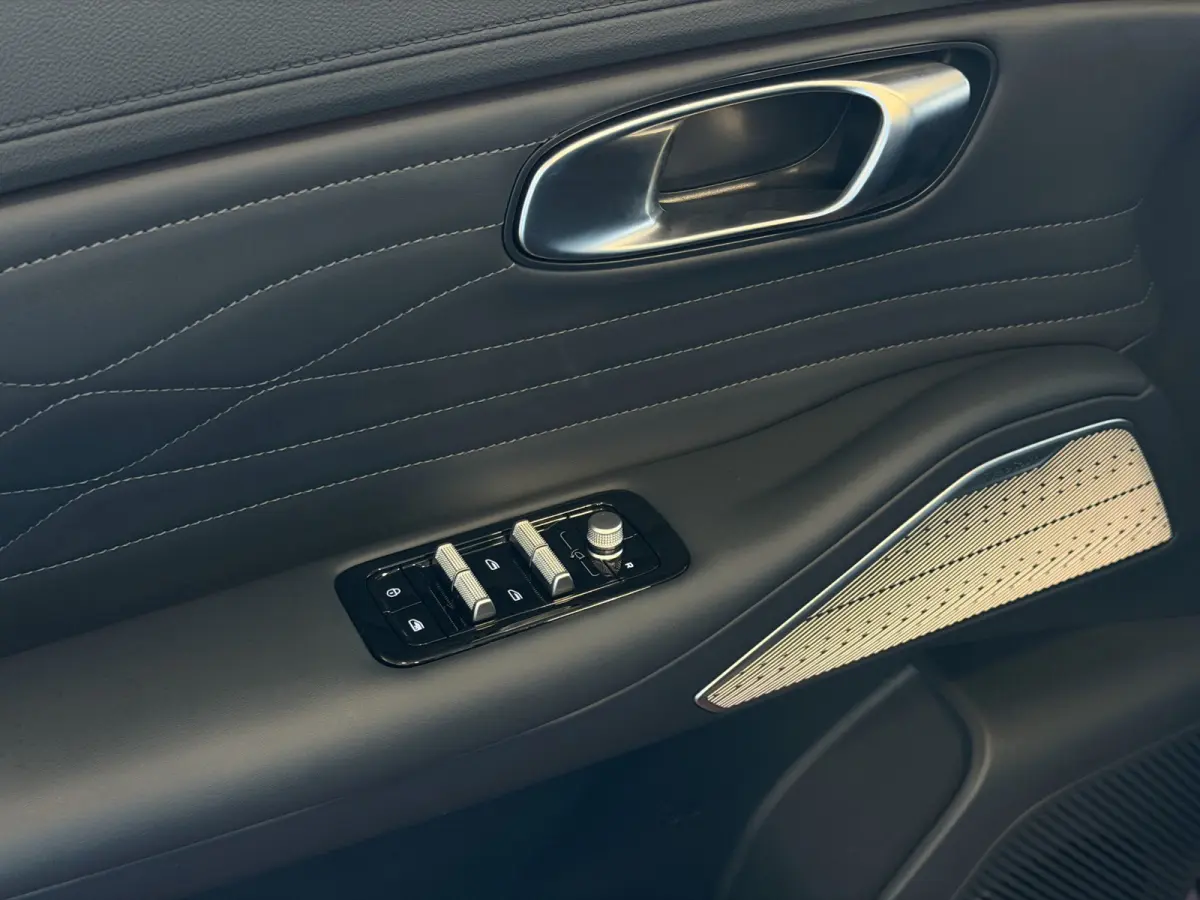 MAX+ PHEV LONG RANGE NIEUWE AUTO | 29,8 kWh ACCU | 136 KM WLTP | PANORAMADAK | STOELVERWARMING/KOELING | LEER | MET MASSAGE Geely Wijchen