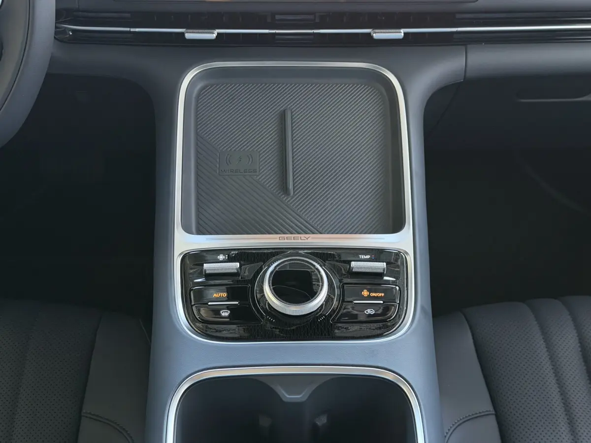 MAX+ PHEV LONG RANGE NIEUWE AUTO | 29,8 kWh ACCU | 136 KM WLTP | PANORAMADAK | STOELVERWARMING/KOELING | LEER | MET MASSAGE Geely Wijchen