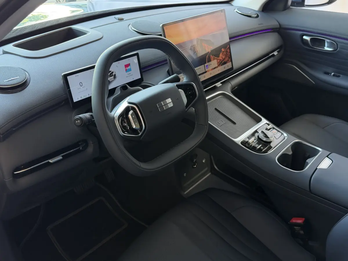MAX+ PHEV LONG RANGE NIEUWE AUTO | 29,8 kWh ACCU | 136 KM WLTP | PANORAMADAK | STOELVERWARMING/KOELING | LEER | MET MASSAGE Geely Wijchen