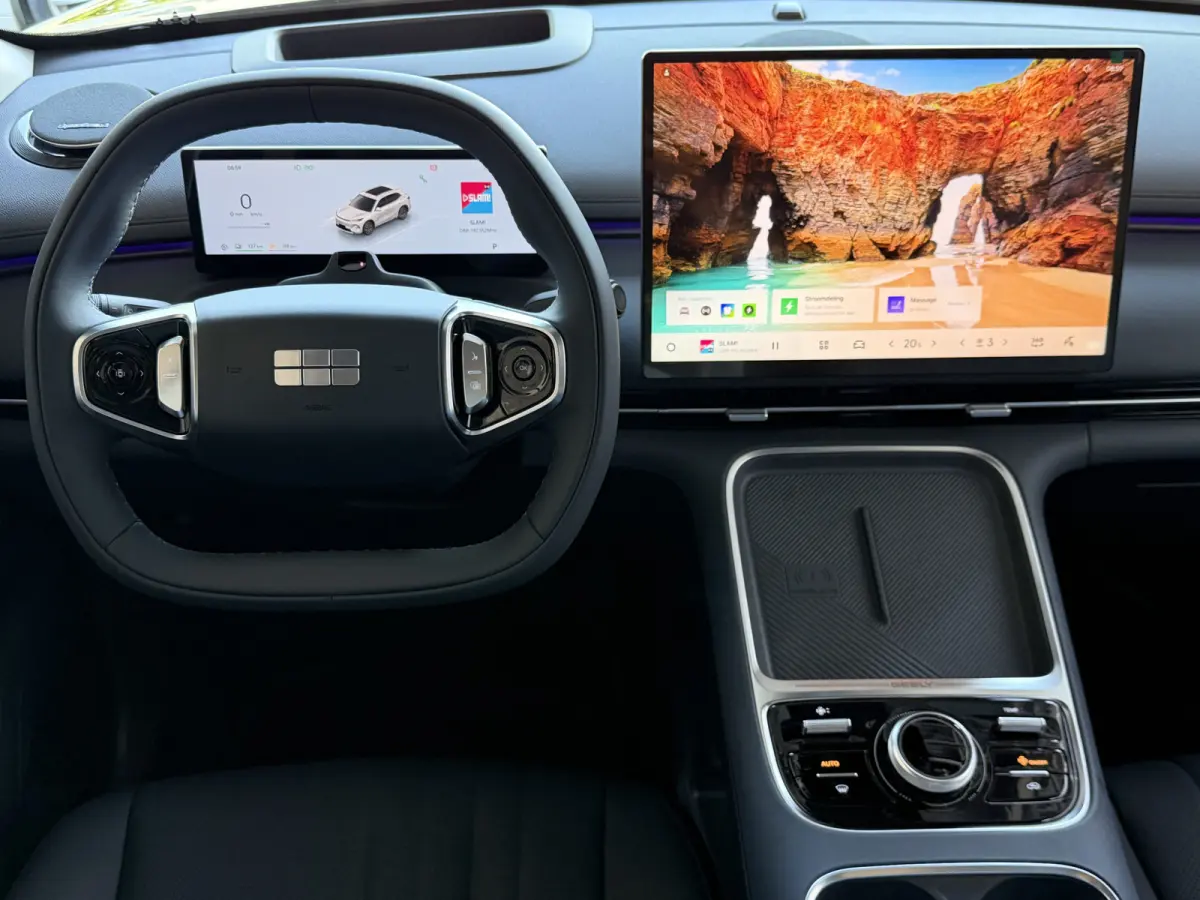 MAX+ PHEV LONG RANGE NIEUWE AUTO | 29,8 kWh ACCU | 136 KM WLTP | PANORAMADAK | STOELVERWARMING/KOELING | LEER | MET MASSAGE Geely Wijchen