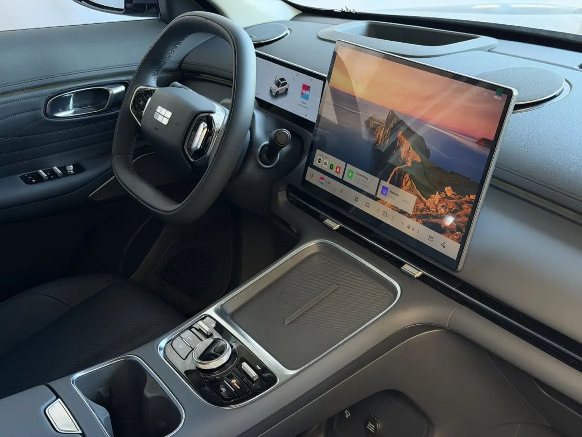 MAX+ PHEV LONG RANGE NIEUWE AUTO | 29,8 kWh ACCU | 136 KM WLTP | PANORAMADAK | STOELVERWARMING/KOELING | LEER | MET MASSAGE Geely Wijchen