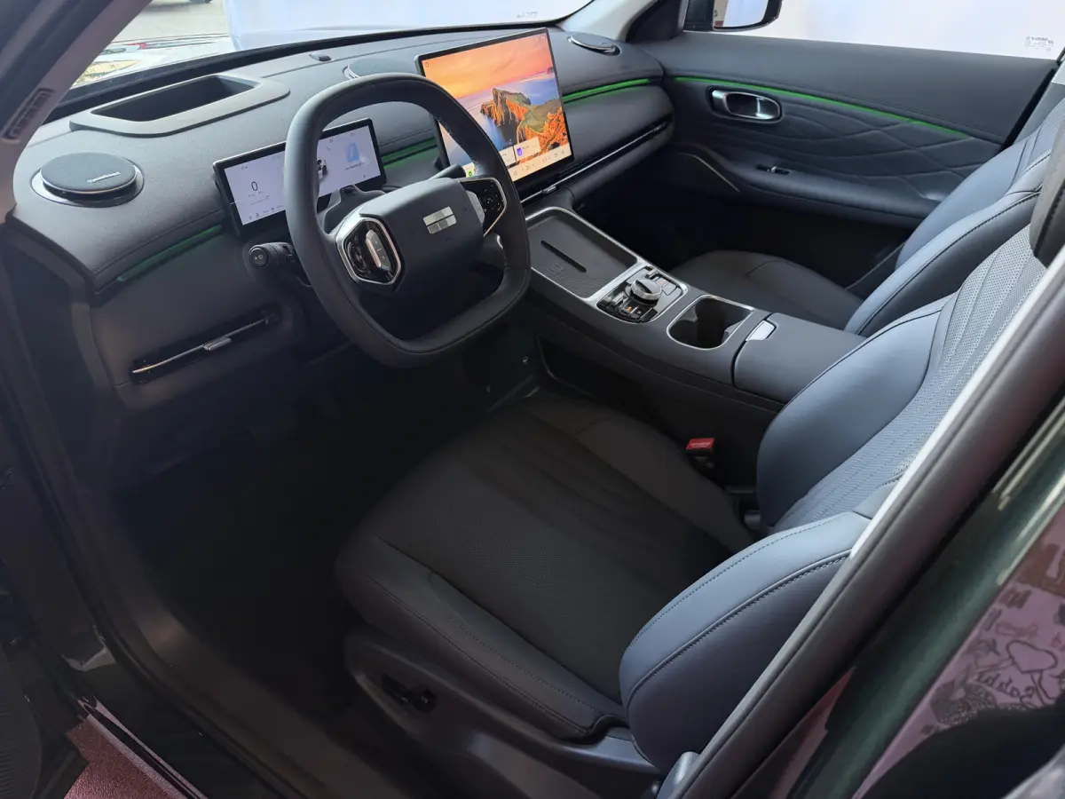 MAX+ PHEV LONG RANGE NIEUWE AUTO | 29,8 kWh ACCU | 136 KM WLTP | PANORAMADAK | STOELVERWARMING/KOELING | LEER | MET MASSAGE Geely Wijchen