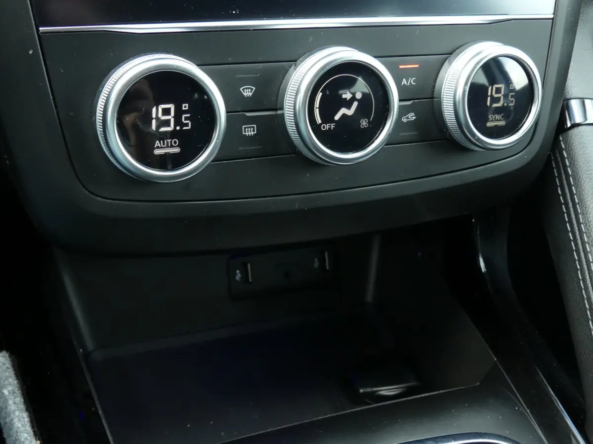 1.3 TCe Zen / Carplay / Keyless / LED