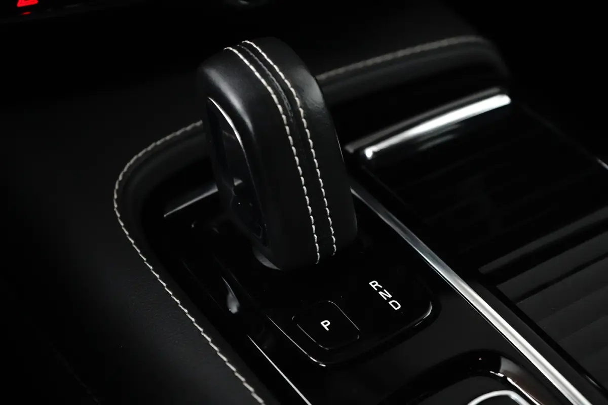 2.0 Recharge T8 AWD R-Design | Selekt! | Harman/Kardon | Trekhaak | Memory | Stoel & stuurverwarming |