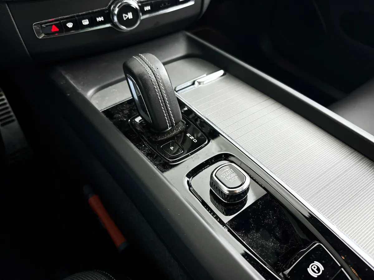 T6 Plug-in hybrid AWD Plus Dark | Panoramadak | Parkeercamera | Stoel- en Stuurverwarming