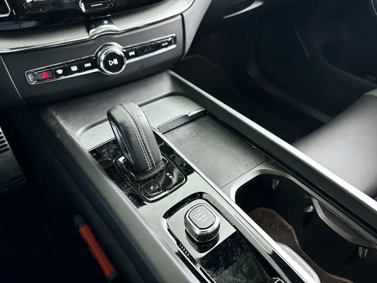 T6 Plug-in hybrid AWD Plus Dark | Panoramadak | Parkeercamera | Stoel- en Stuurverwarming