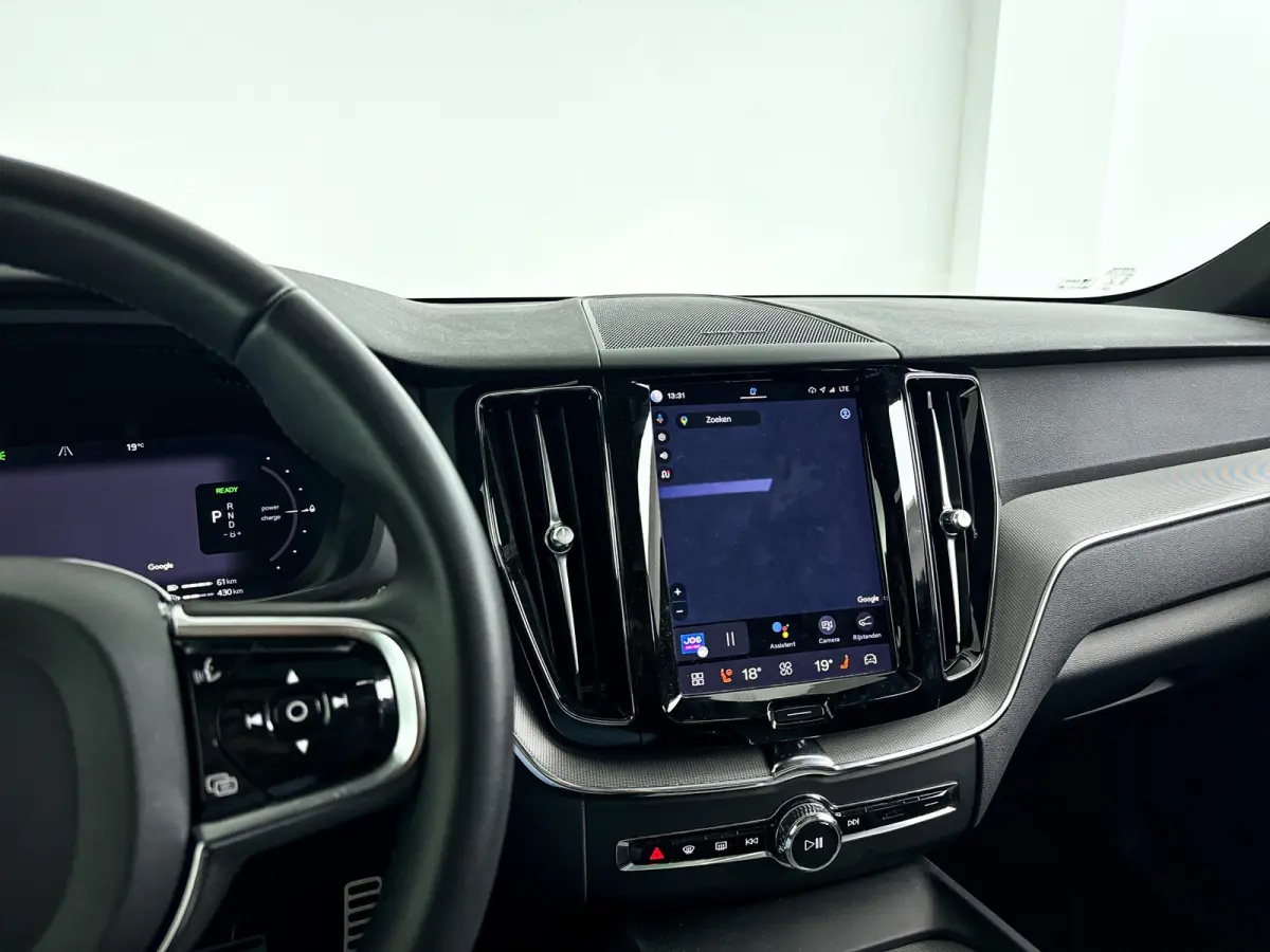T6 Plug-in hybrid AWD Plus Dark | Panoramadak | Parkeercamera | Stoel- en Stuurverwarming