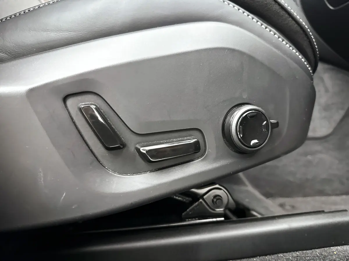 T6 Plug-in hybrid AWD Plus Dark | Panoramadak | Parkeercamera | Stoel- en Stuurverwarming