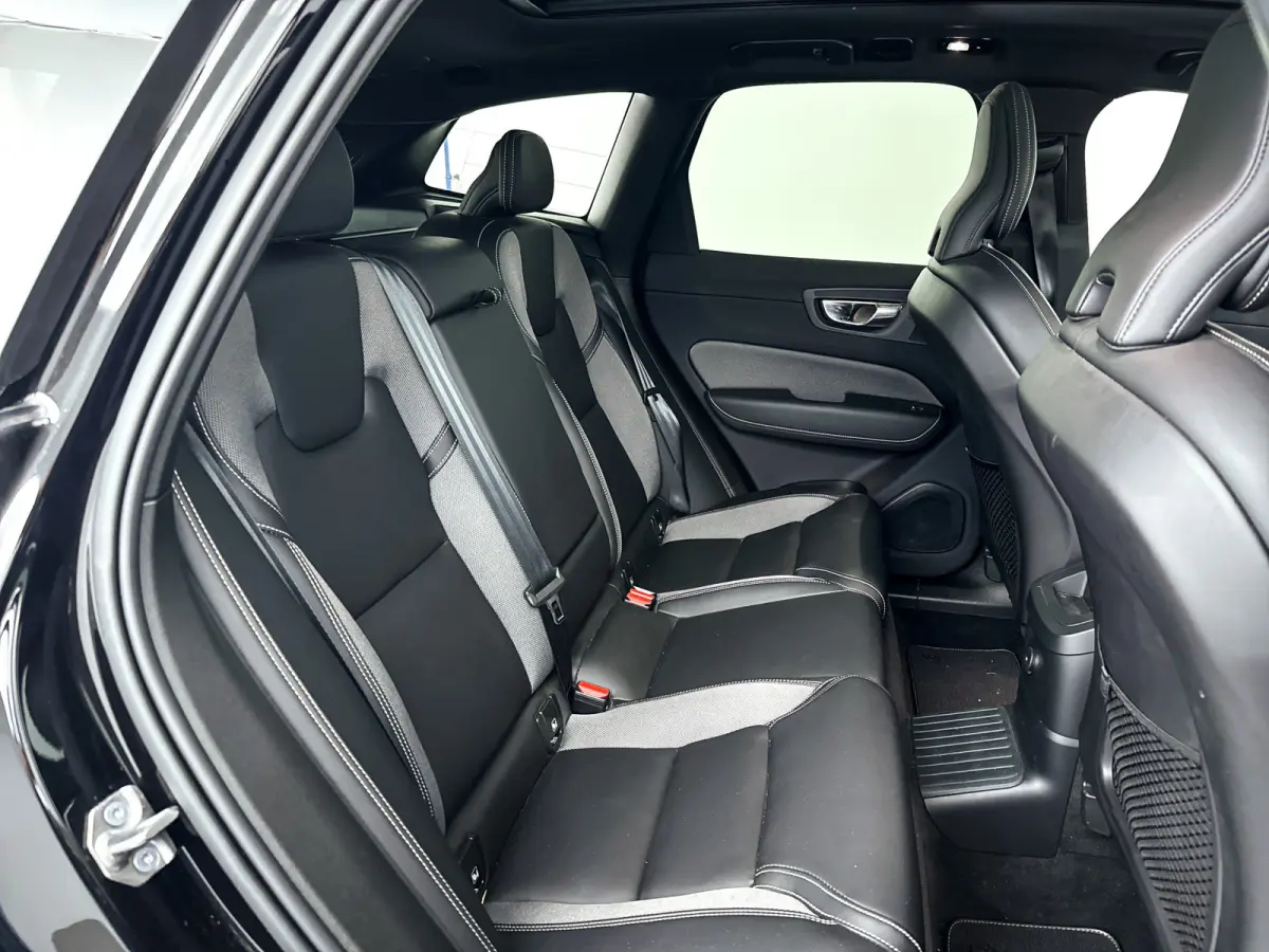 T6 Plug-in hybrid AWD Plus Dark | Panoramadak | Parkeercamera | Stoel- en Stuurverwarming