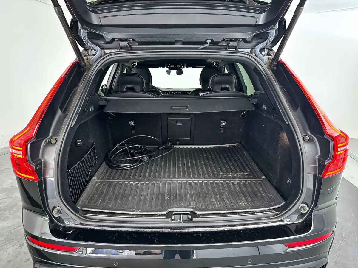 T6 Plug-in hybrid AWD Plus Dark | Panoramadak | Parkeercamera | Stoel- en Stuurverwarming