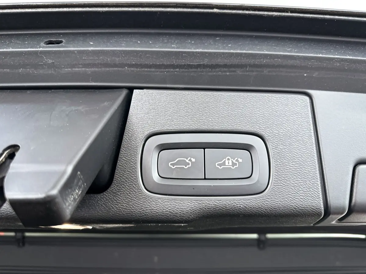 T6 Plug-in hybrid AWD Plus Dark | Panoramadak | Parkeercamera | Stoel- en Stuurverwarming
