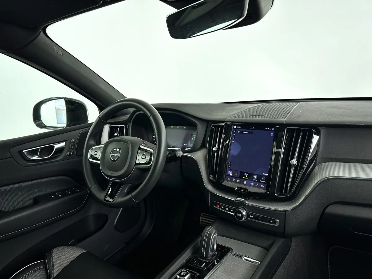 T6 Plug-in hybrid AWD Plus Dark | Panoramadak | Parkeercamera | Stoel- en Stuurverwarming