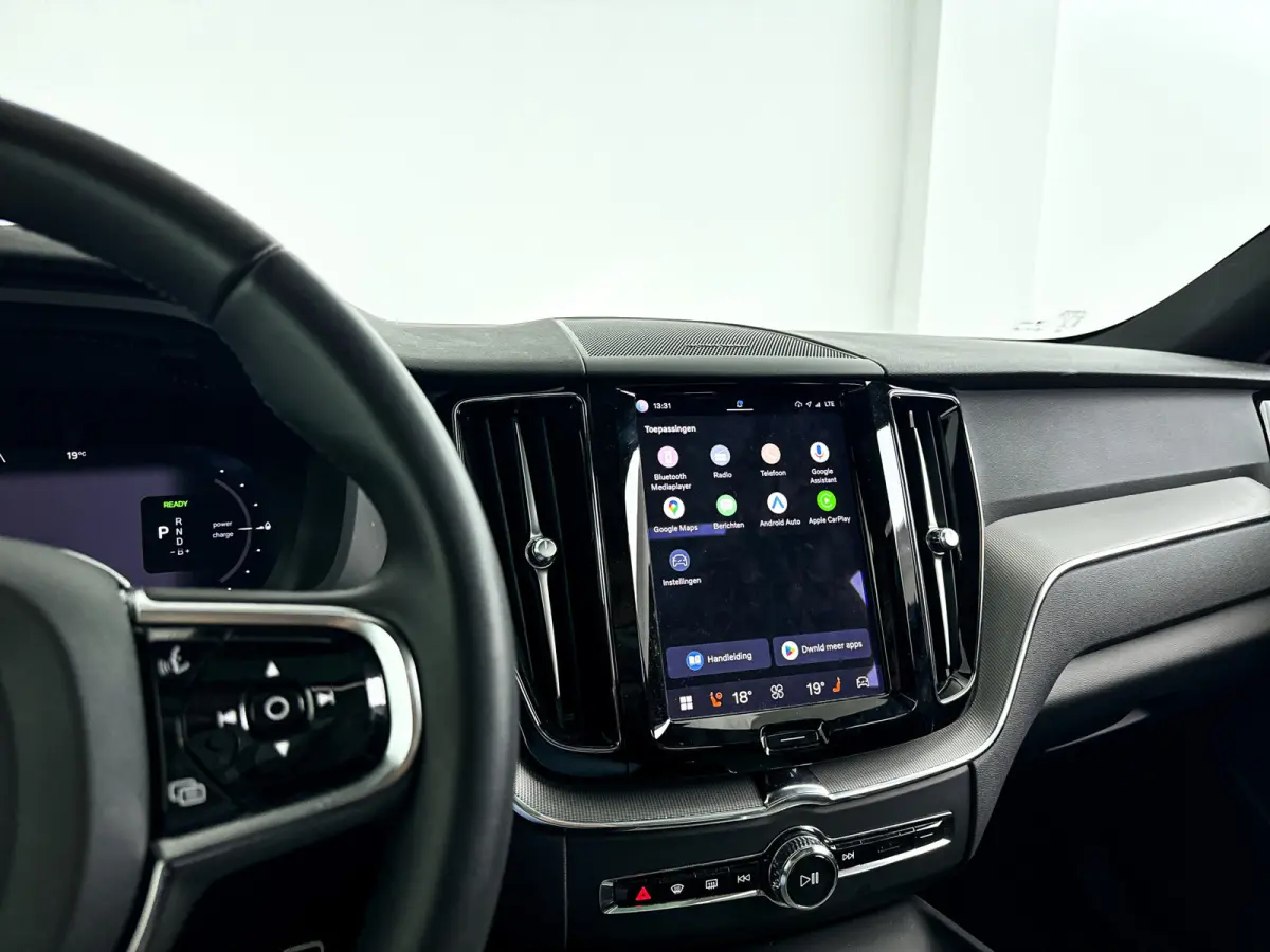 T6 Plug-in hybrid AWD Plus Dark | Panoramadak | Parkeercamera | Stoel- en Stuurverwarming
