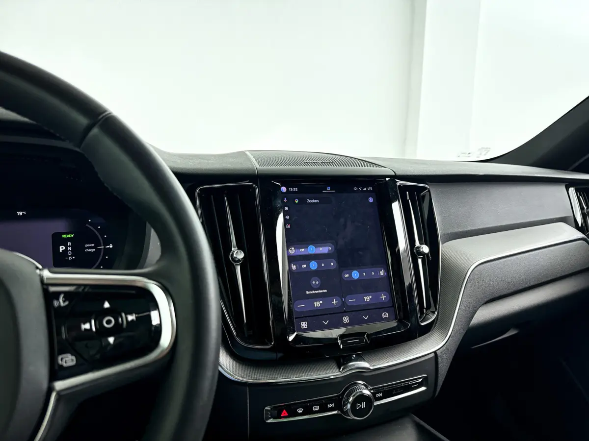 T6 Plug-in hybrid AWD Plus Dark | Panoramadak | Parkeercamera | Stoel- en Stuurverwarming