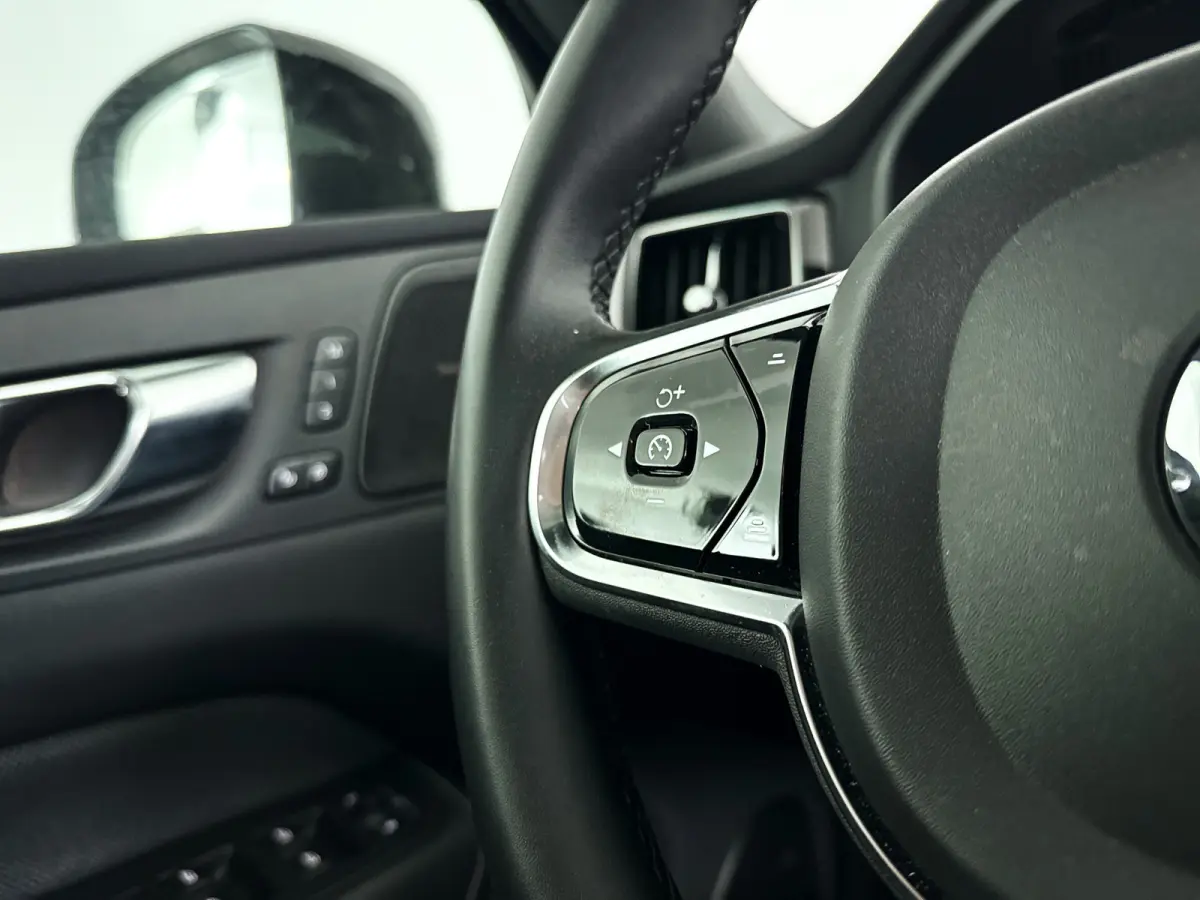 T6 Plug-in hybrid AWD Plus Dark | Panoramadak | Parkeercamera | Stoel- en Stuurverwarming