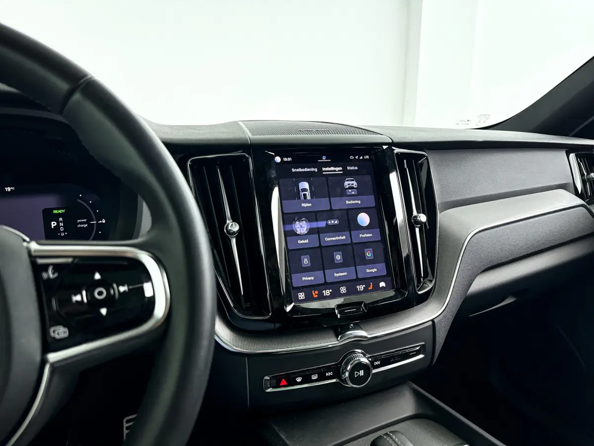 T6 Plug-in hybrid AWD Plus Dark | Panoramadak | Parkeercamera | Stoel- en Stuurverwarming
