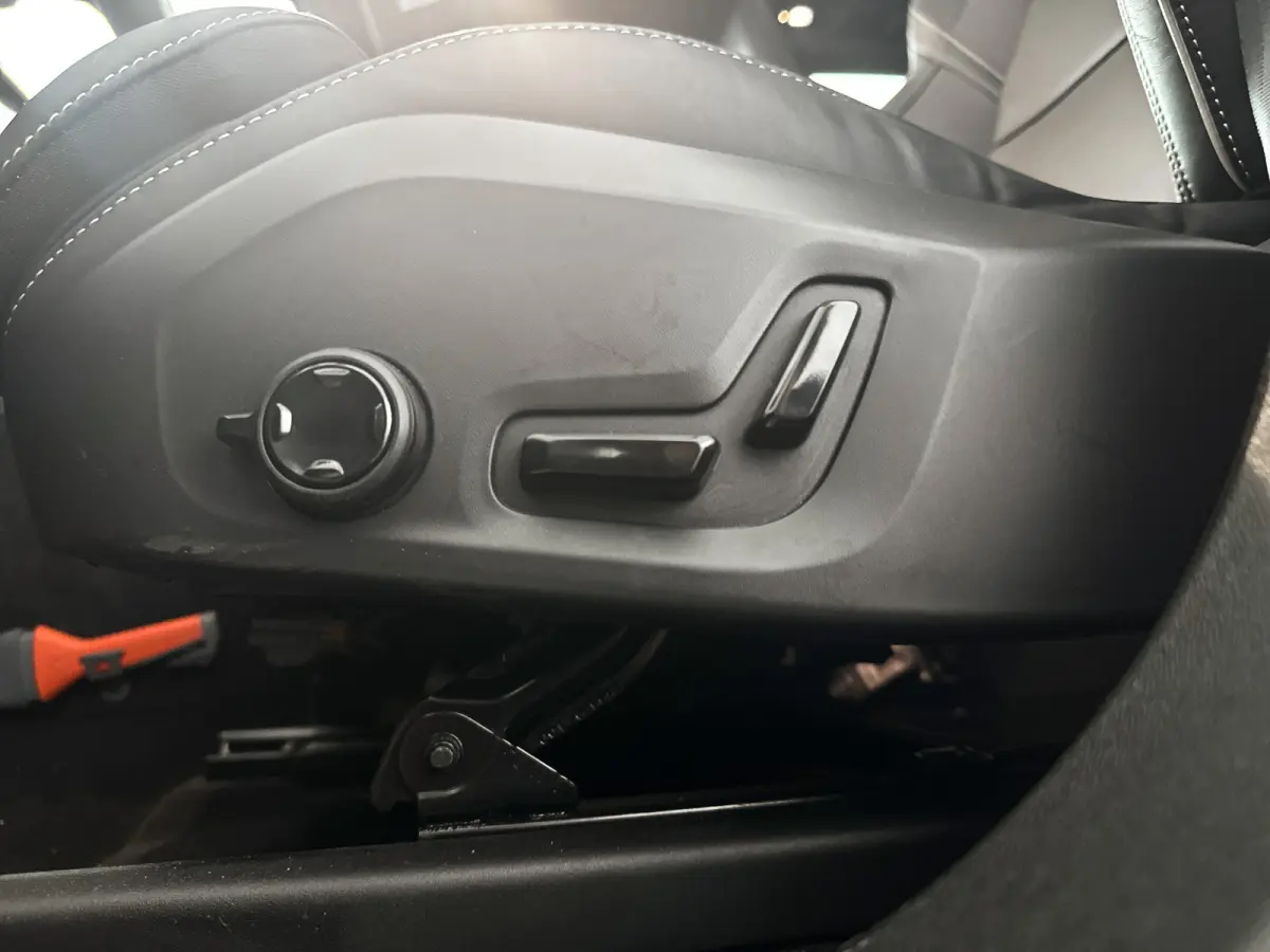 T6 Plug-in hybrid AWD Plus Dark | Panoramadak | Parkeercamera | Stoel- en Stuurverwarming
