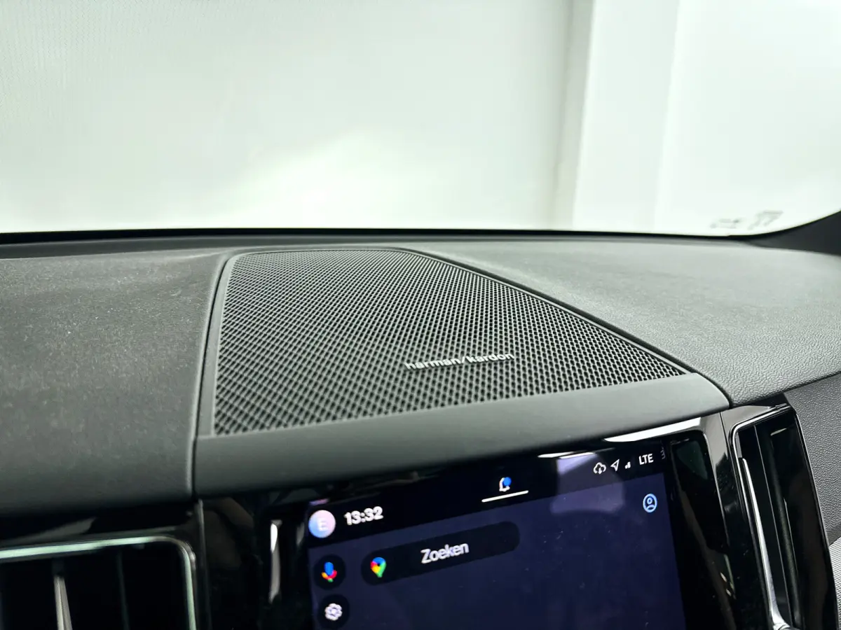 T6 Plug-in hybrid AWD Plus Dark | Panoramadak | Parkeercamera | Stoel- en Stuurverwarming